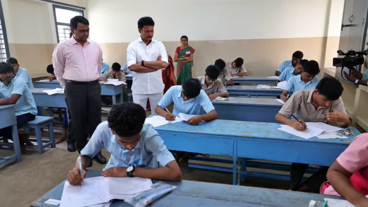 தேர்வு எழுதிய மாணவர்களை ஆய்வு செய்த அமைச்சர்