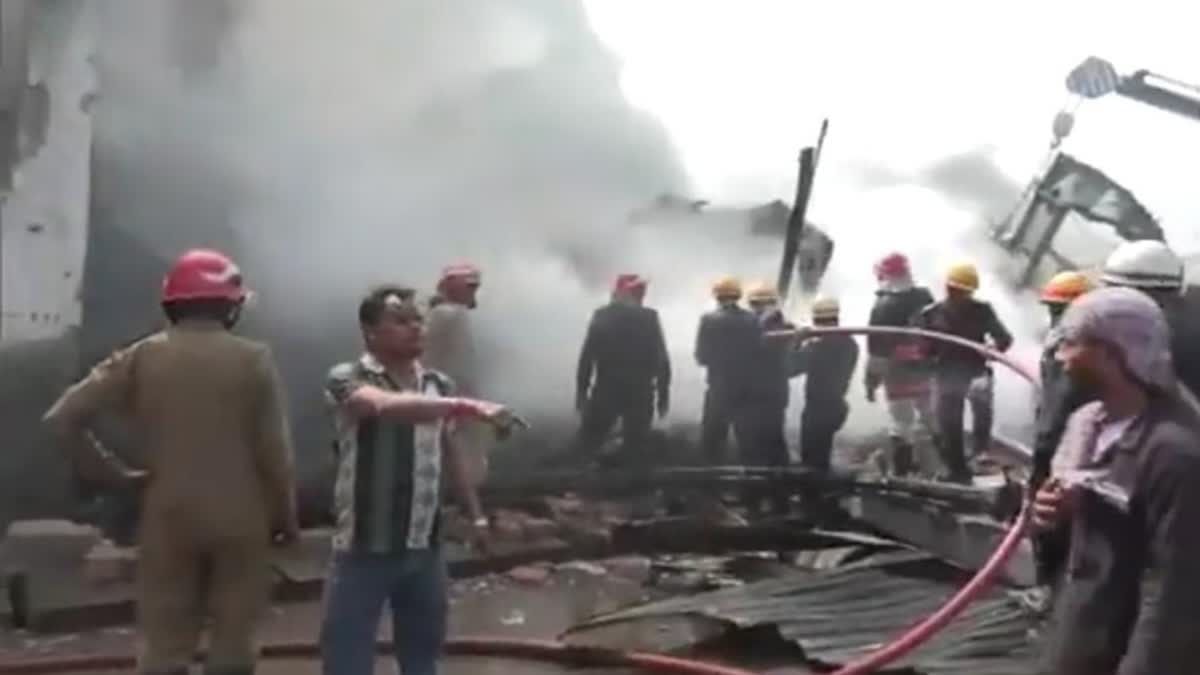 टीकरी में वेयरहाउस में भीषण आग