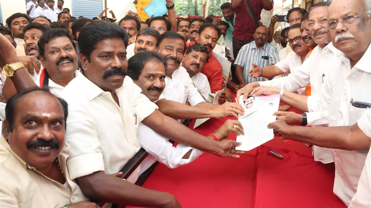 அமைச்சர் கே.என். நேரு விருப்ப மனு தாக்கல் செய்தபோது