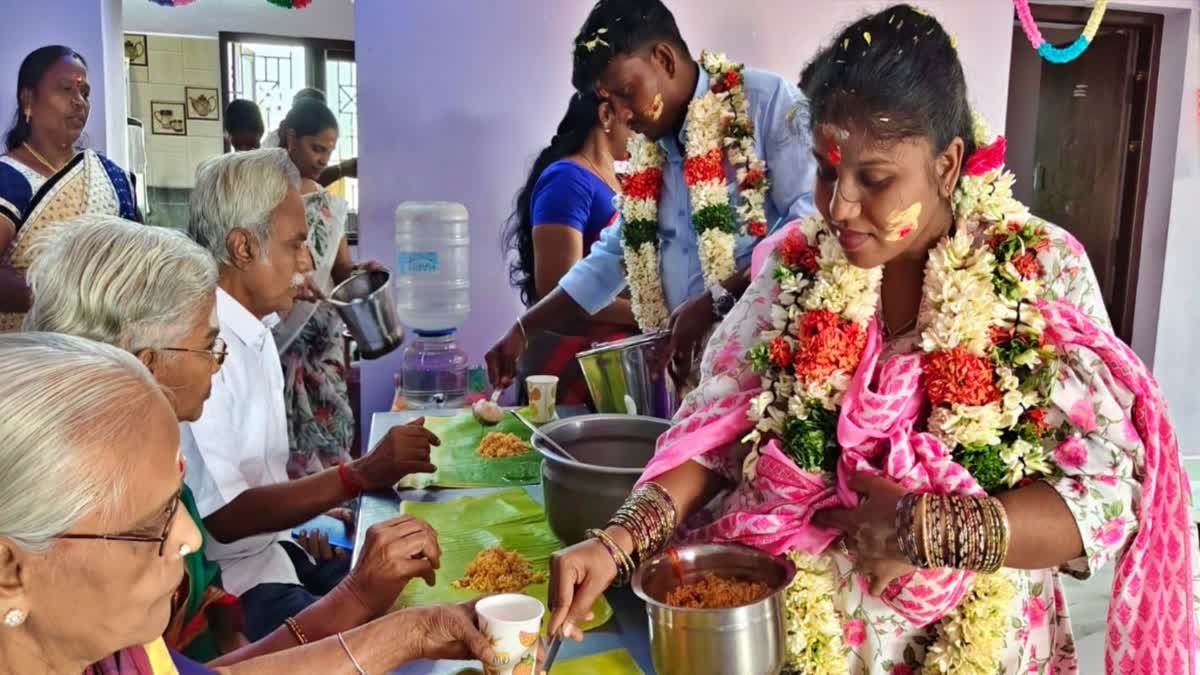 வளைகாப்பு நடந்த தம்பதி உணவு பரிமாறும் காட்சி