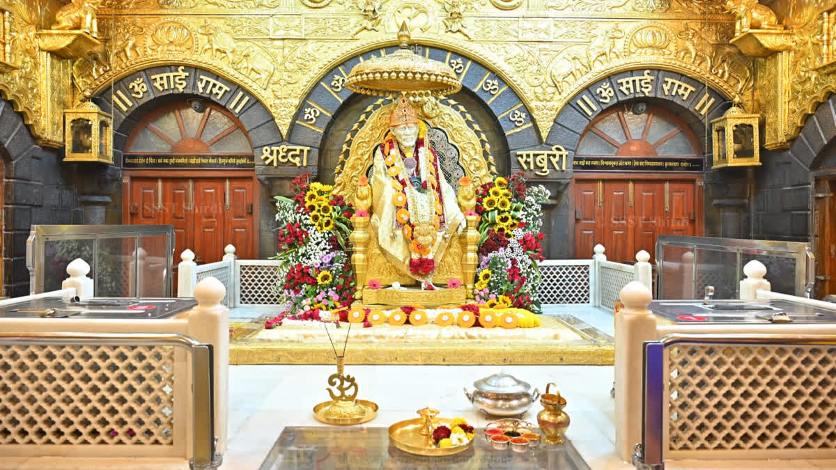 साईं बाबा के गुरुस्थान पर होलिका दहन, चंद्र ग्रहण के कारण 3 मार्च को बंद रहेंगे मंदिर के कपाट Sai Baba Temple Celebrate Holika Dahan