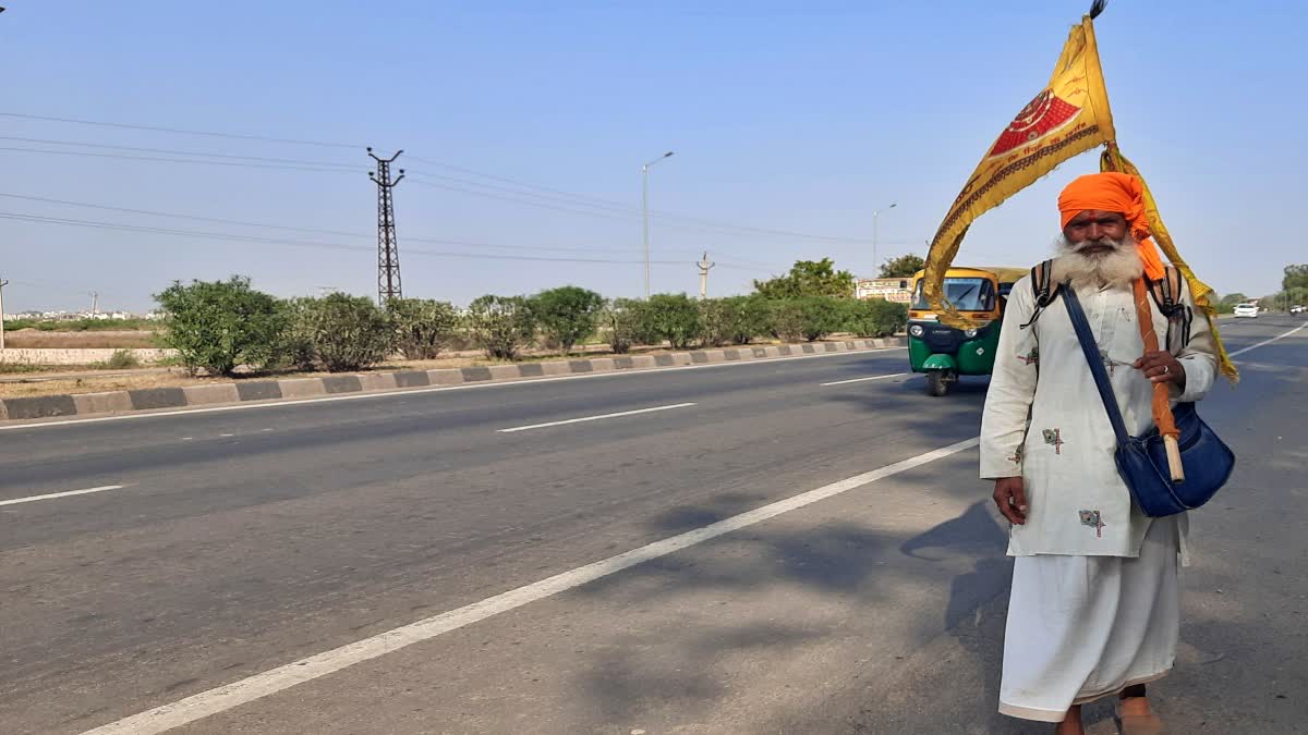 60-year-old-sunderlal-from-madhya-pradesh-walked-11000-km-and-visited-400-temples