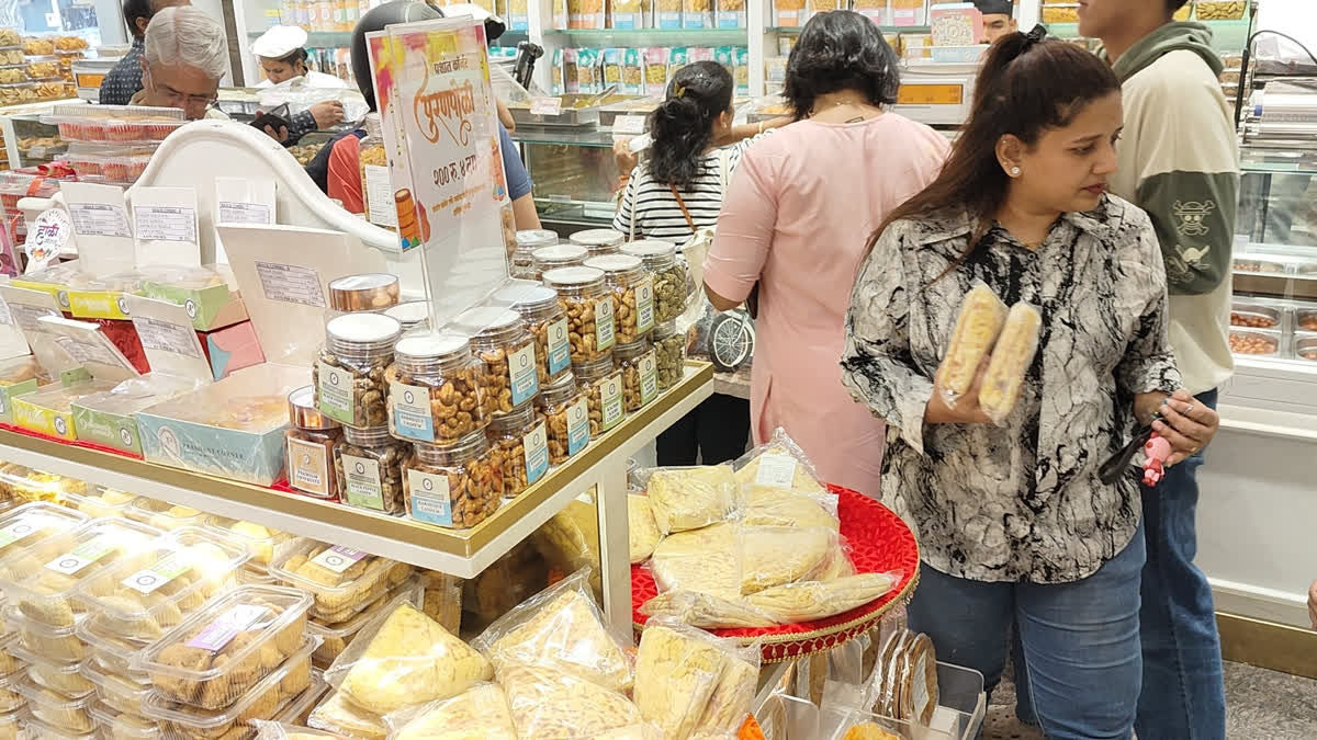 होळी, धुळवडनिमित्त ठाण्यात पुरणपोळी, फ्लेवर्ड थंडाईला ग्राहकांची पसंती Puranpoli for Holi, Dhulvad, Flavored Thandaila is customer's favourite in Thane