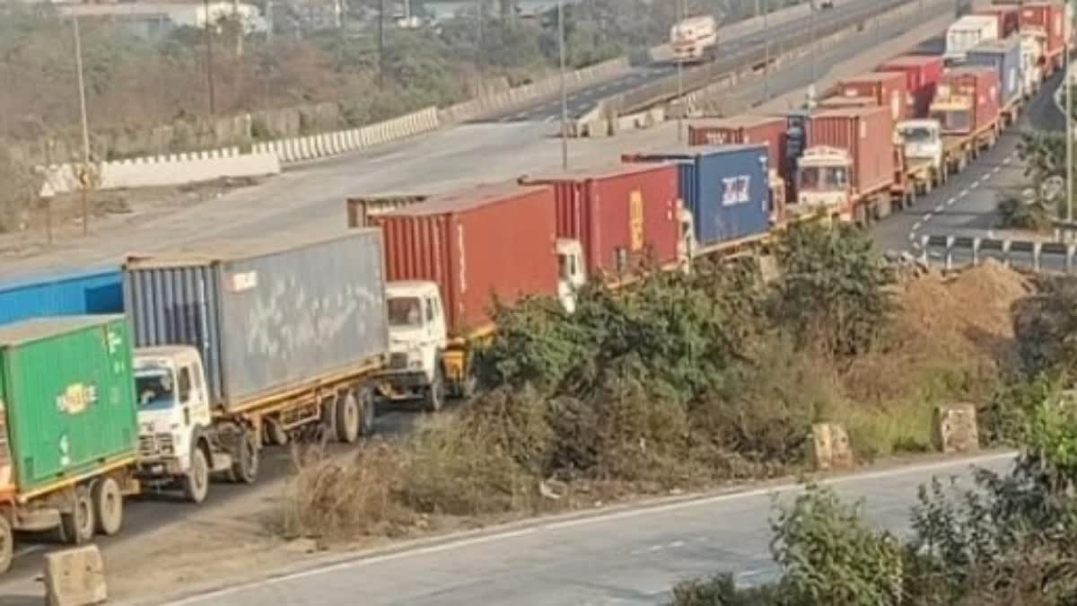 अनेक कंटेनर अडकले