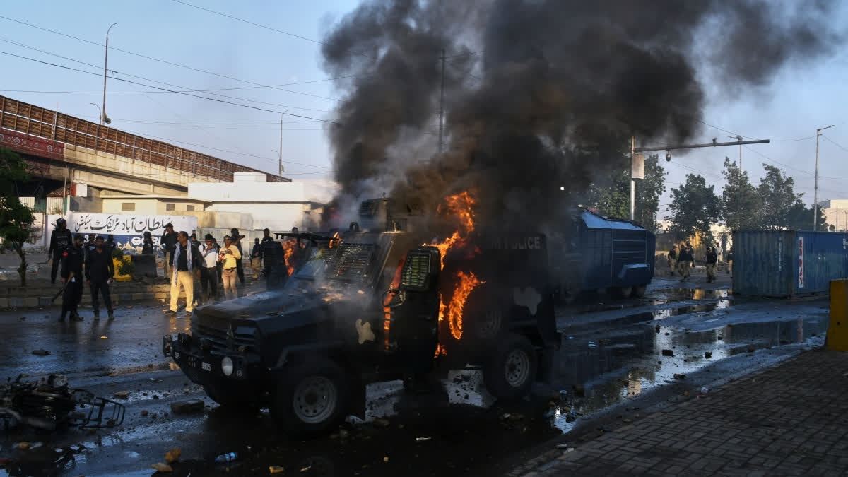 1 માર્ચ, 2026 ના રોજ, પાકિસ્તાનના કરાચીમાં ઈરાનના સર્વોચ્ચ નેતા આયાતુલ્લાહ અલી ખામેનીની હત્યાની નિંદા કરવા માટે એક વિરોધ પ્રદર્શન દરમિયાન શિયા મુસ્લિમો દ્વારા સળગતા પોલીસ બખ્તરબંધ વાહન
