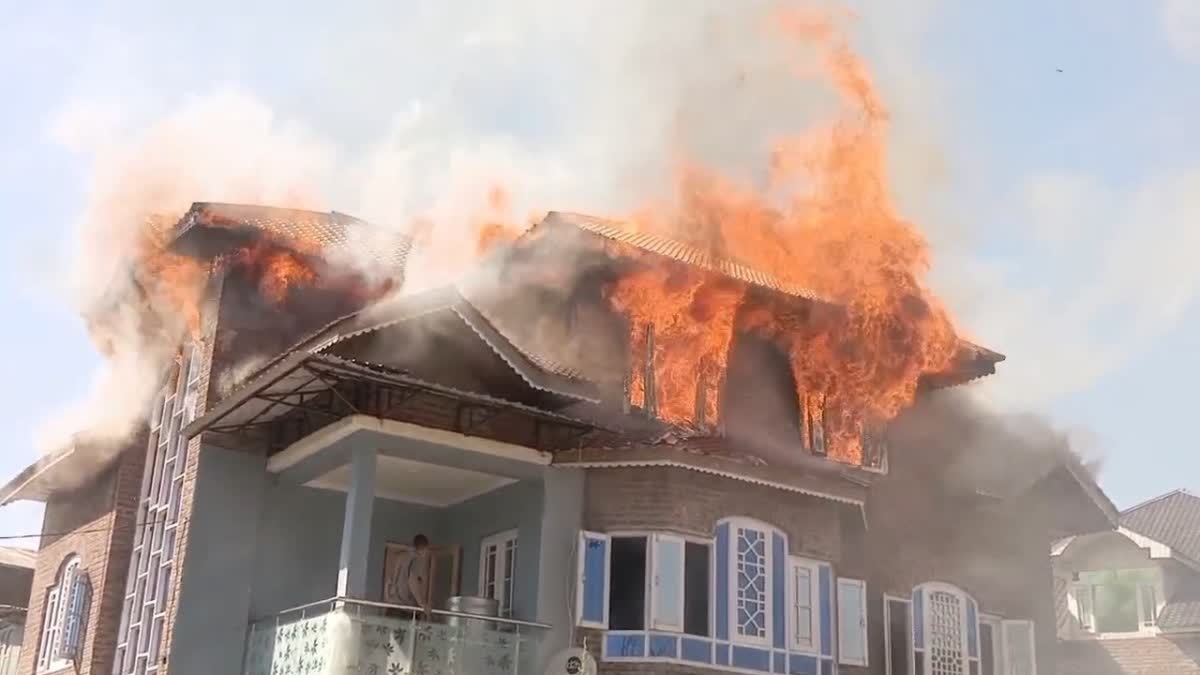 اننت ناگ کے اورن ہال علاقے میں رہائشی مکان میں بھیانک آتشزدگی، لاکھوں روپے کی املاک راکھ