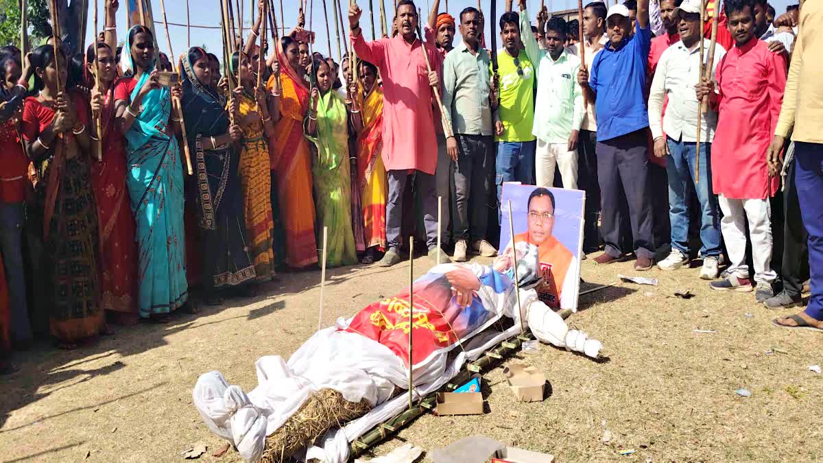 Villagers burnt effigy of Bagodar MLA in Giridih
