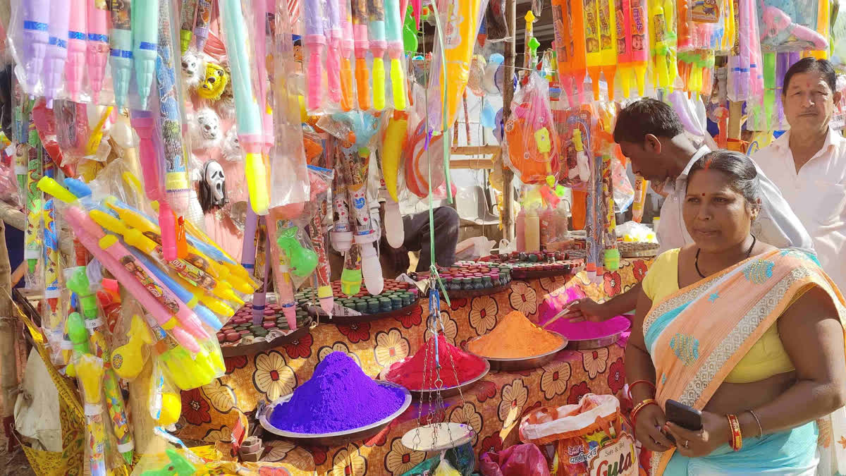दुमका में होली की धूम, रंगों-पिचकारियों से बढ़ी बाजार की रौनक, प्रशासन ने सुरक्षा के किए पुख्ता इंतजाम Dumka Holi markets