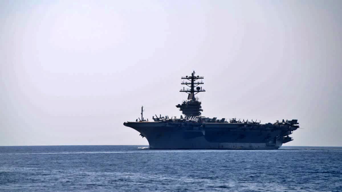 હોર્મુઝ સ્ટ્રીટમાંથી પસાર થતો જહાજ