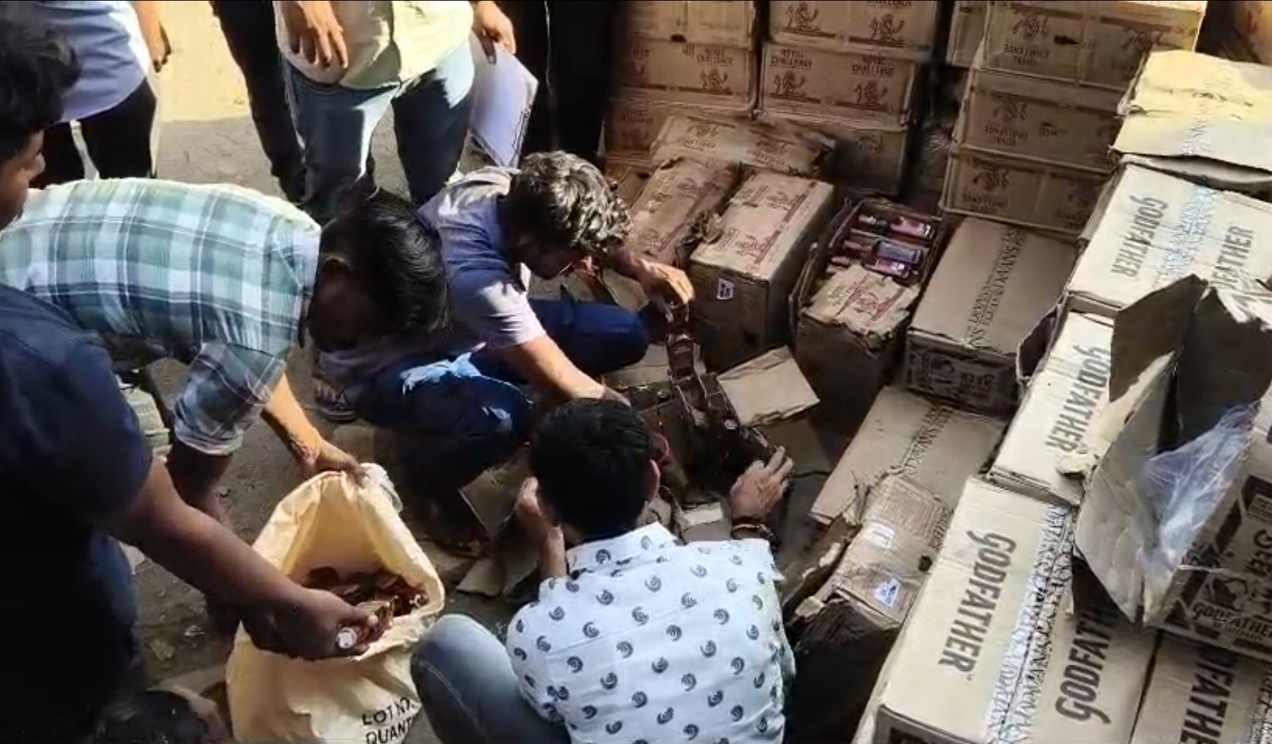 દૂધનાં ટેન્કરમાંથી ઝટપાયેલ દારુનો જથ્થો