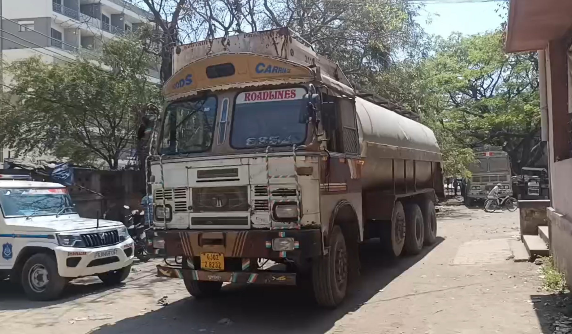 દારુની બોટલો ભરેલ દૂધનું ટેન્કર