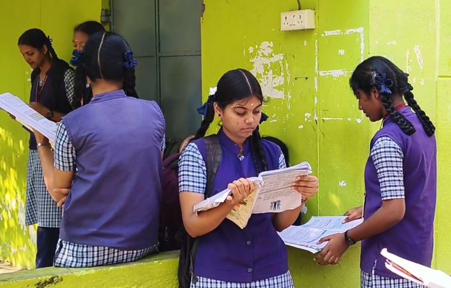 மாணவிகள் தேர்வுக்கு முன்னர் மும்முரமாகப் படித்து கொண்டிருக்கும் காட்சி
