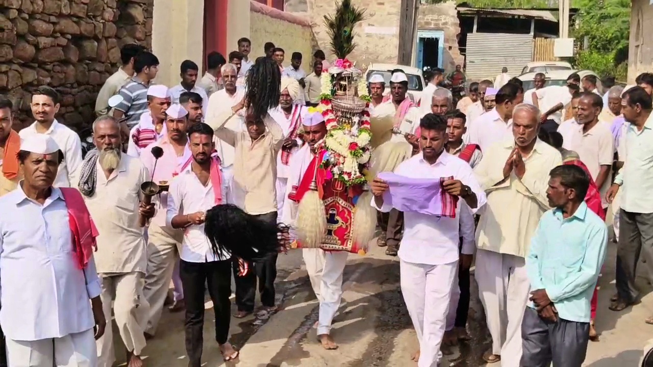 nandi-showing-the-way-to-the-darshan-of-sri-shaila-mallikarjuna
