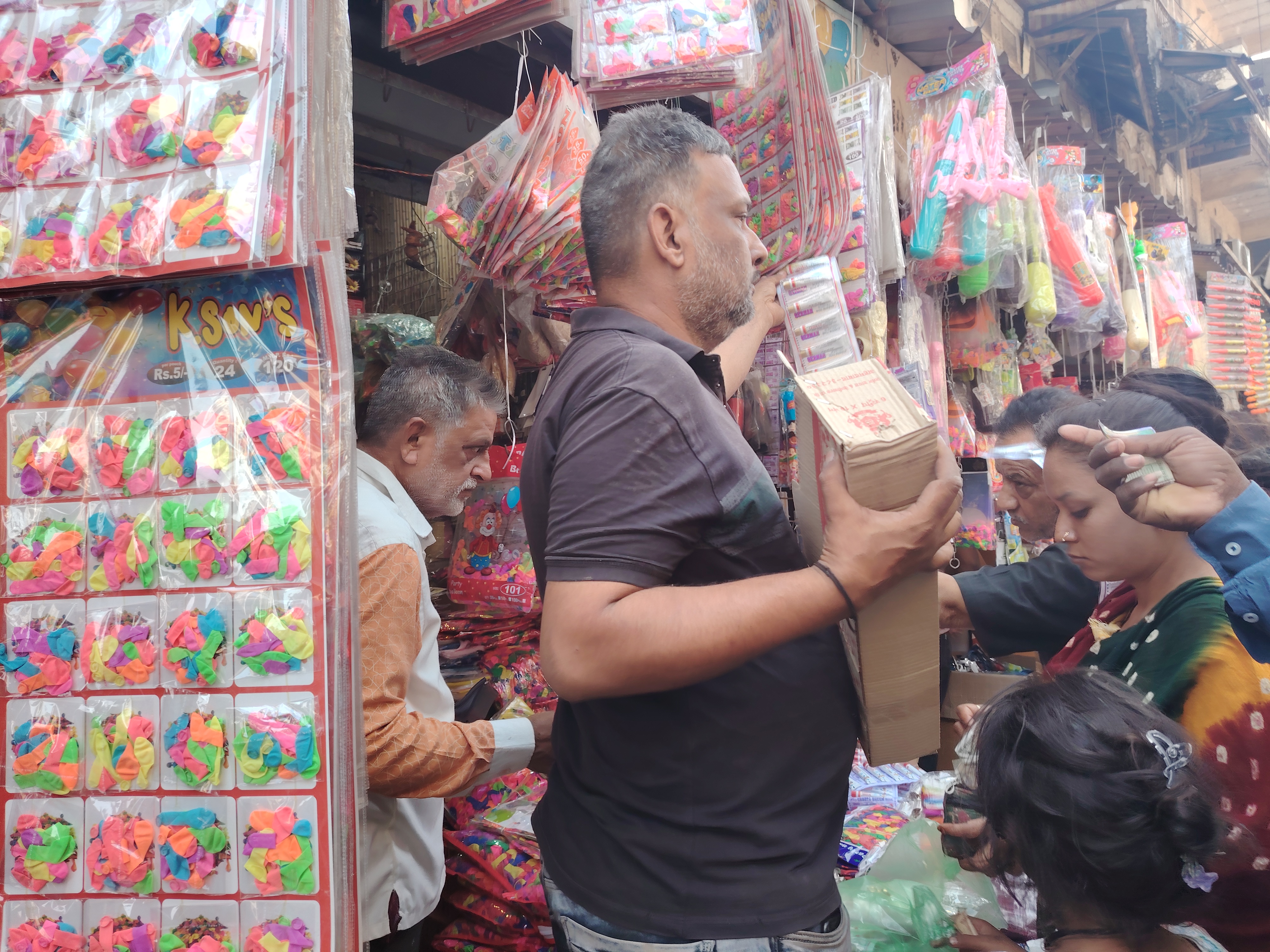 કાલુપુર બજારમાં ગ્રાહકોની ભીડ