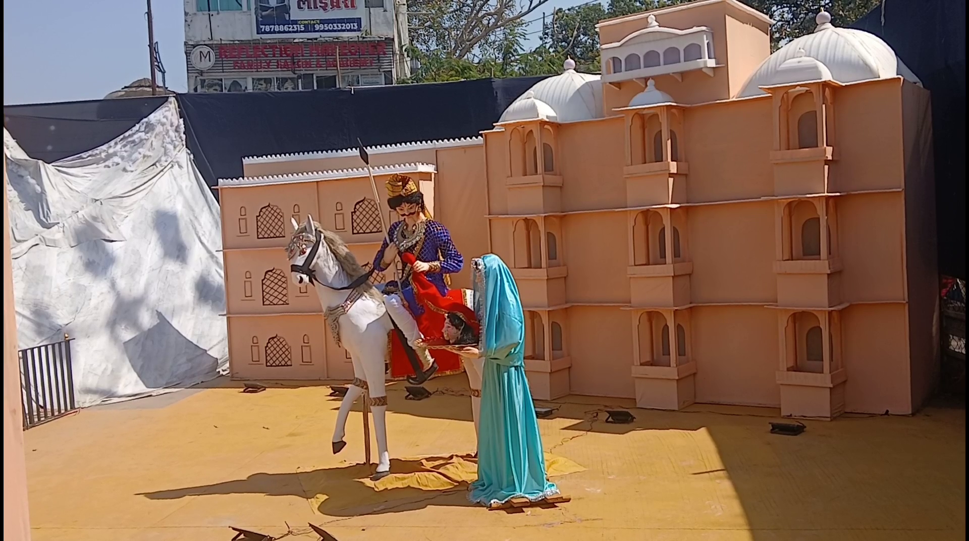 शीश काट कर दे देने वाली हाड़ी रानी की कहानी भी झांकी के रूप में दिखाई गई