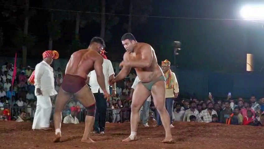 iranian-wrestlers-mirza-and-jalal-won-prizes-for-wrestling-at-davanagere