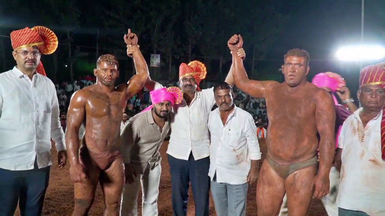 iranian-wrestlers-mirza-and-jalal-won-prizes-for-wrestling-at-davanagere