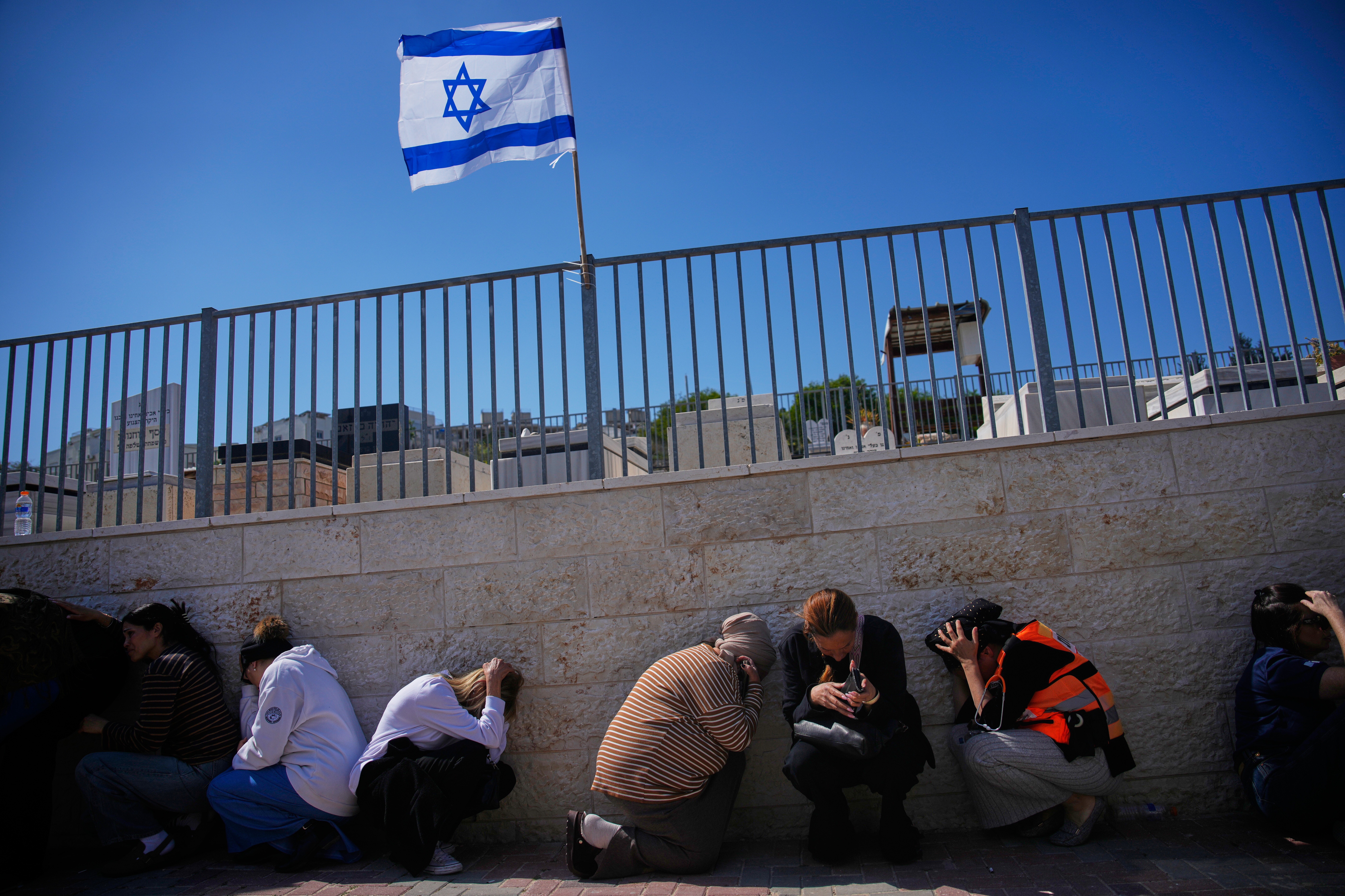 குண்டு வீச்சுக்கு அஞ்சி பதுங்கும் மக்கள்