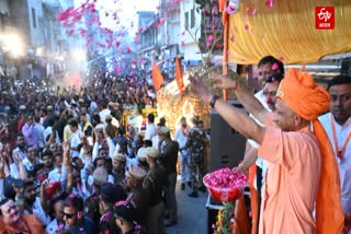 गोरखपुर में सीएम योगी.
