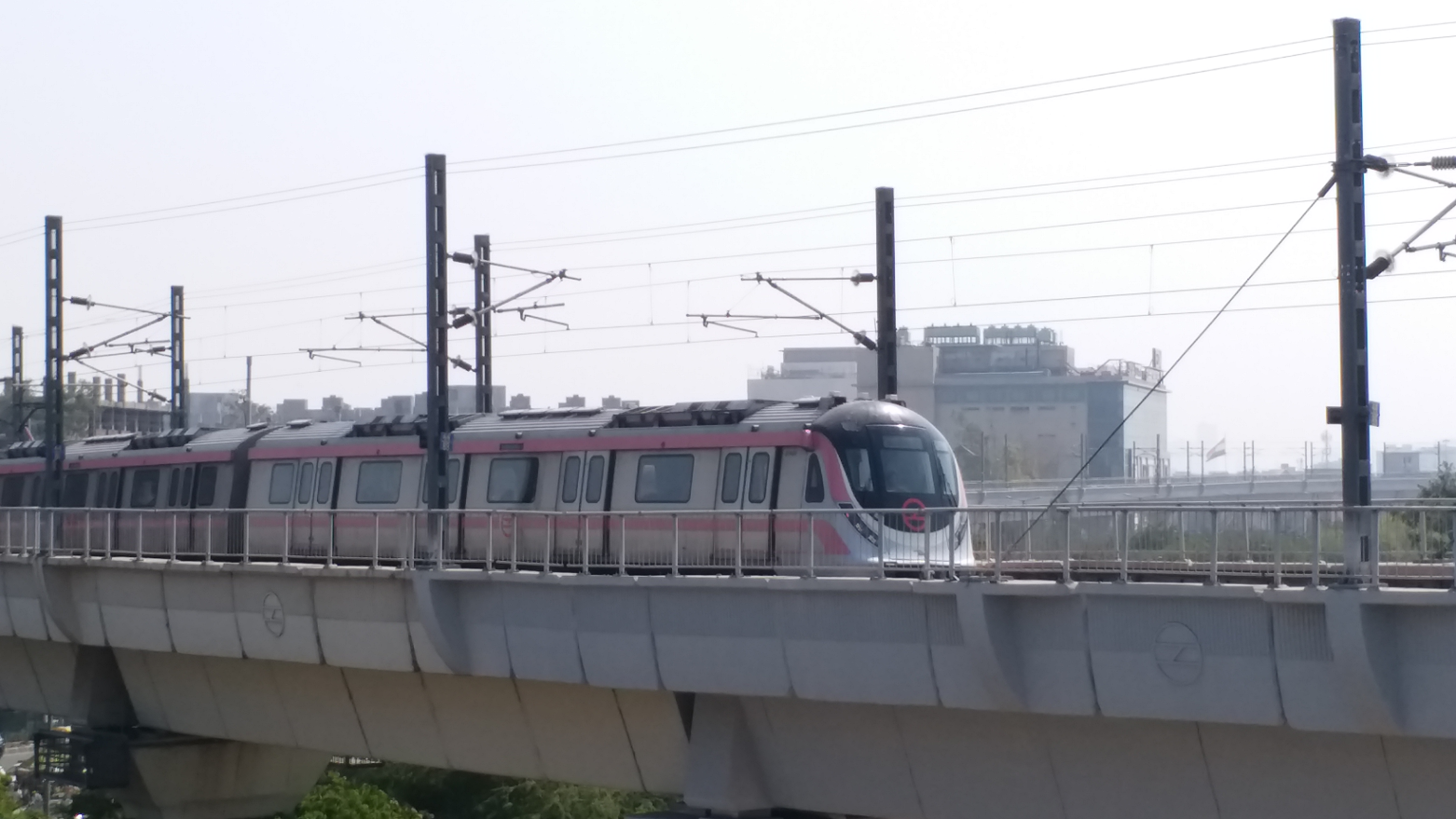 मेट्रो की सभी लाइनों पर ट्रेन सेवाएं दोपहर 2:30 बजे तक बंद