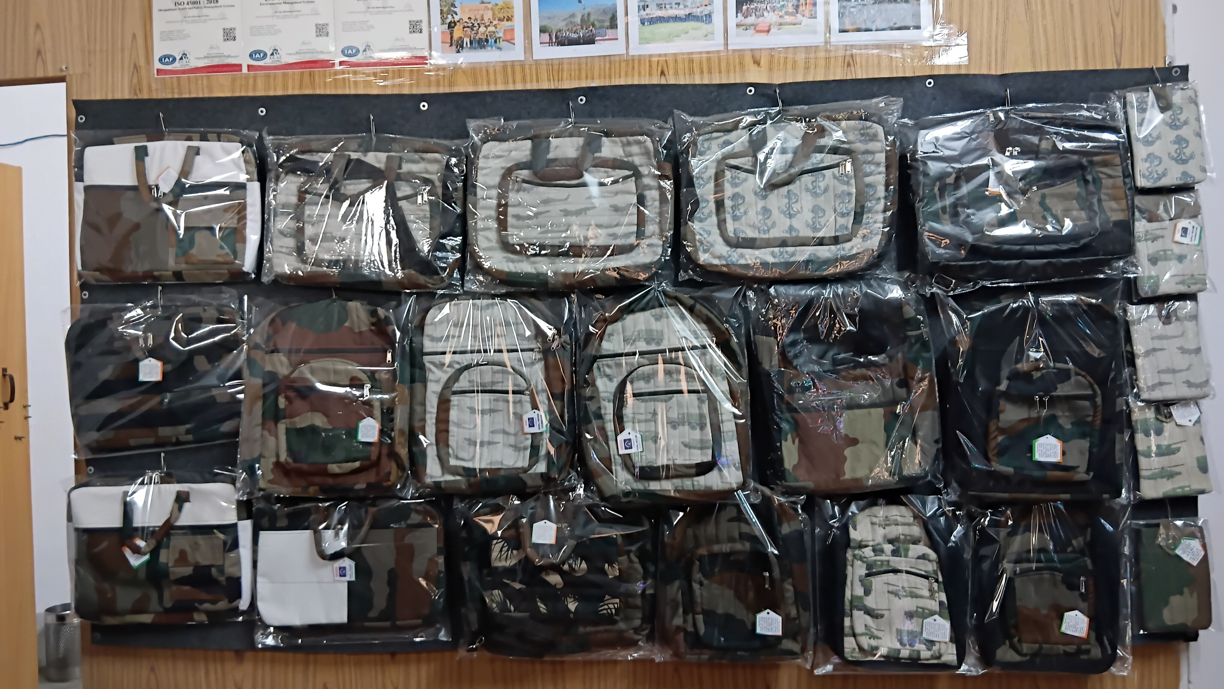 पुरानी सैन्य वर्दियों से बनाए गए बैग