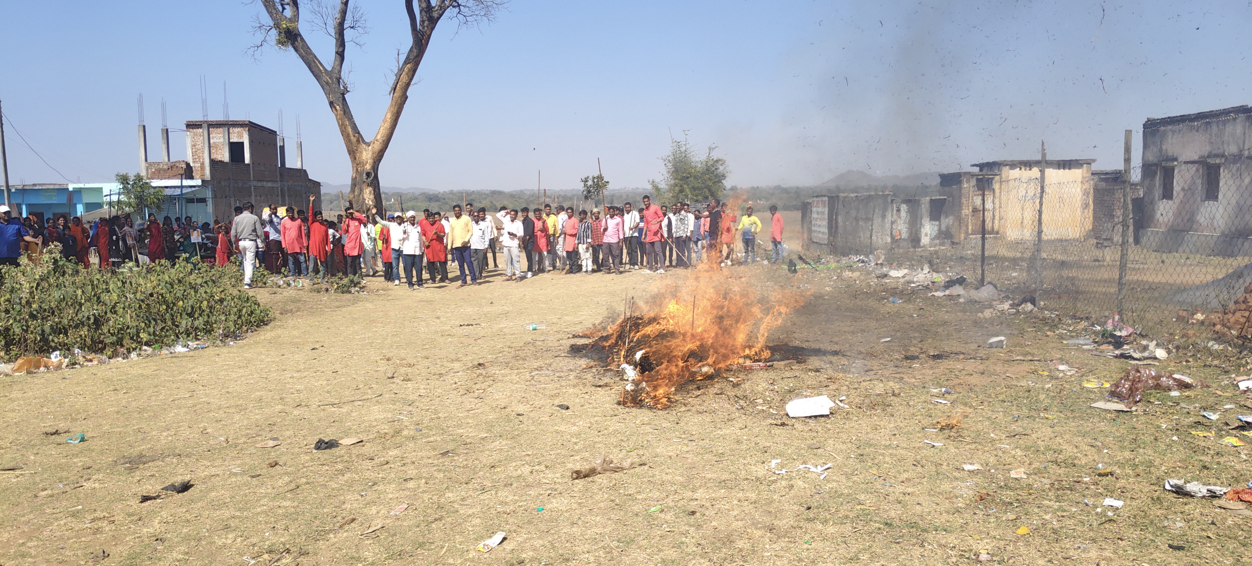 Effigy of former MLA burnt before Holika Dahan in Bagodar of Giridih