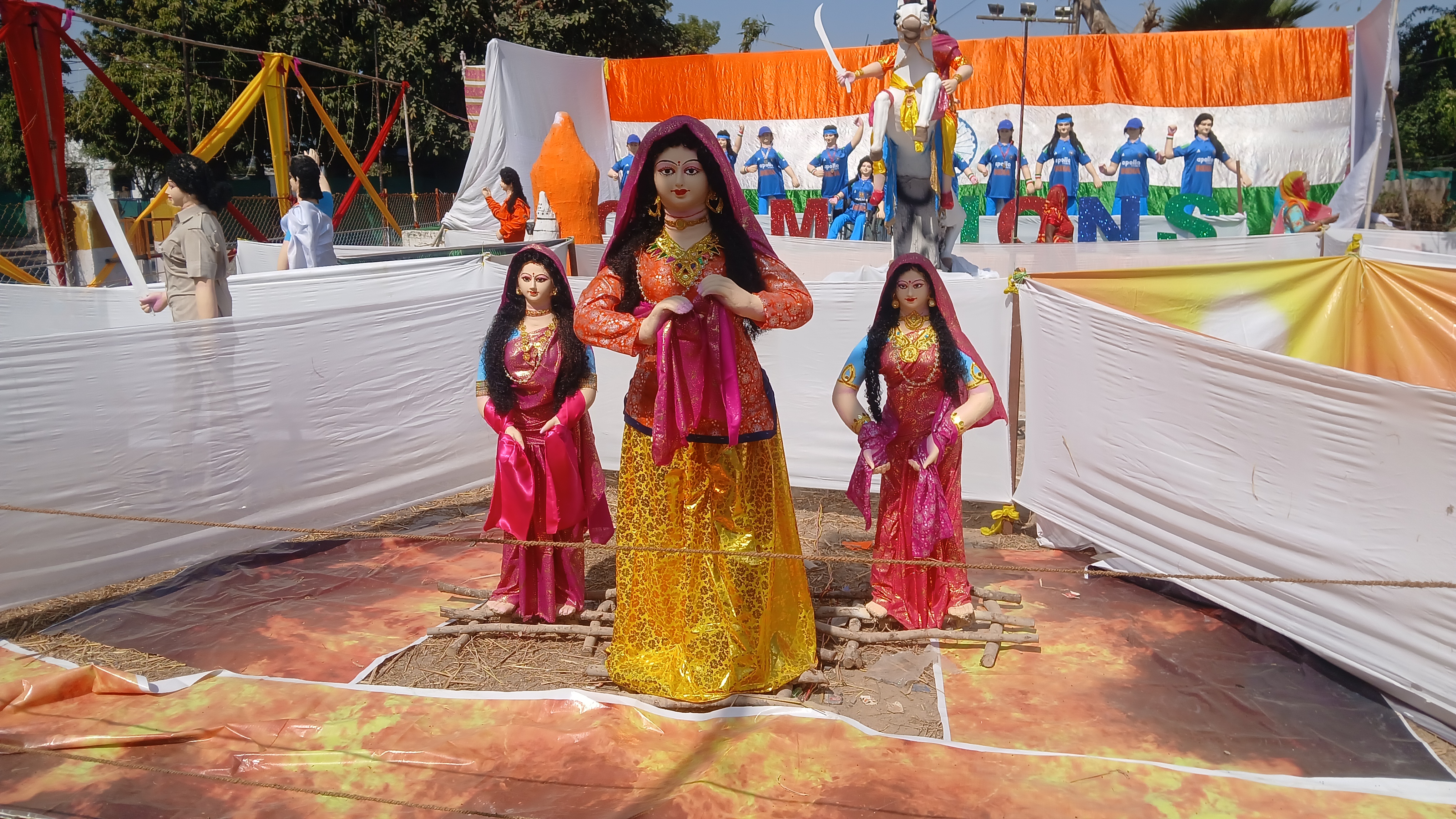 जोहर करने वाली पद्मावती की झांकी