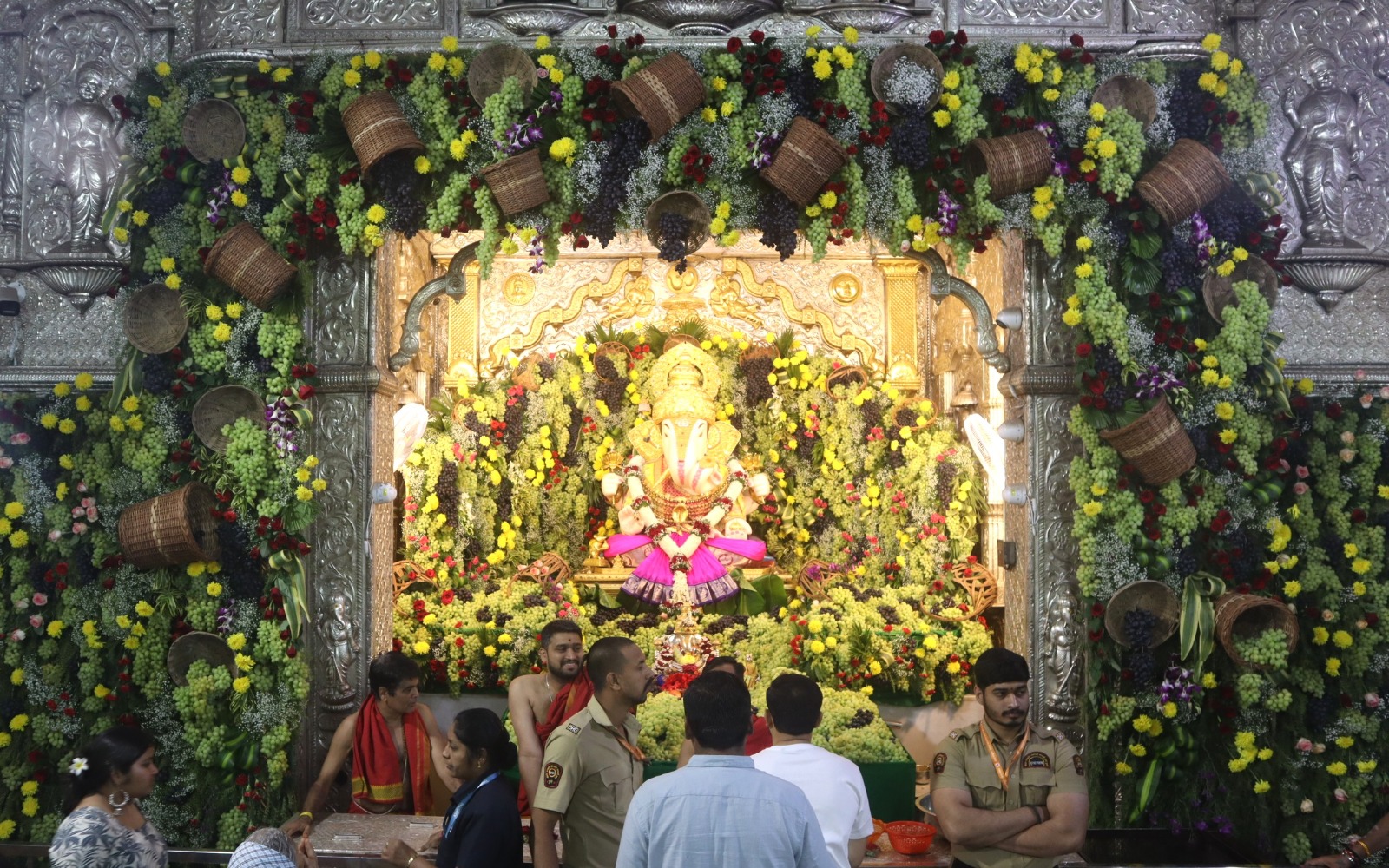 Rich Dagdusheth Halwai offers 2,000 kg of grapes to Lord Ganesha