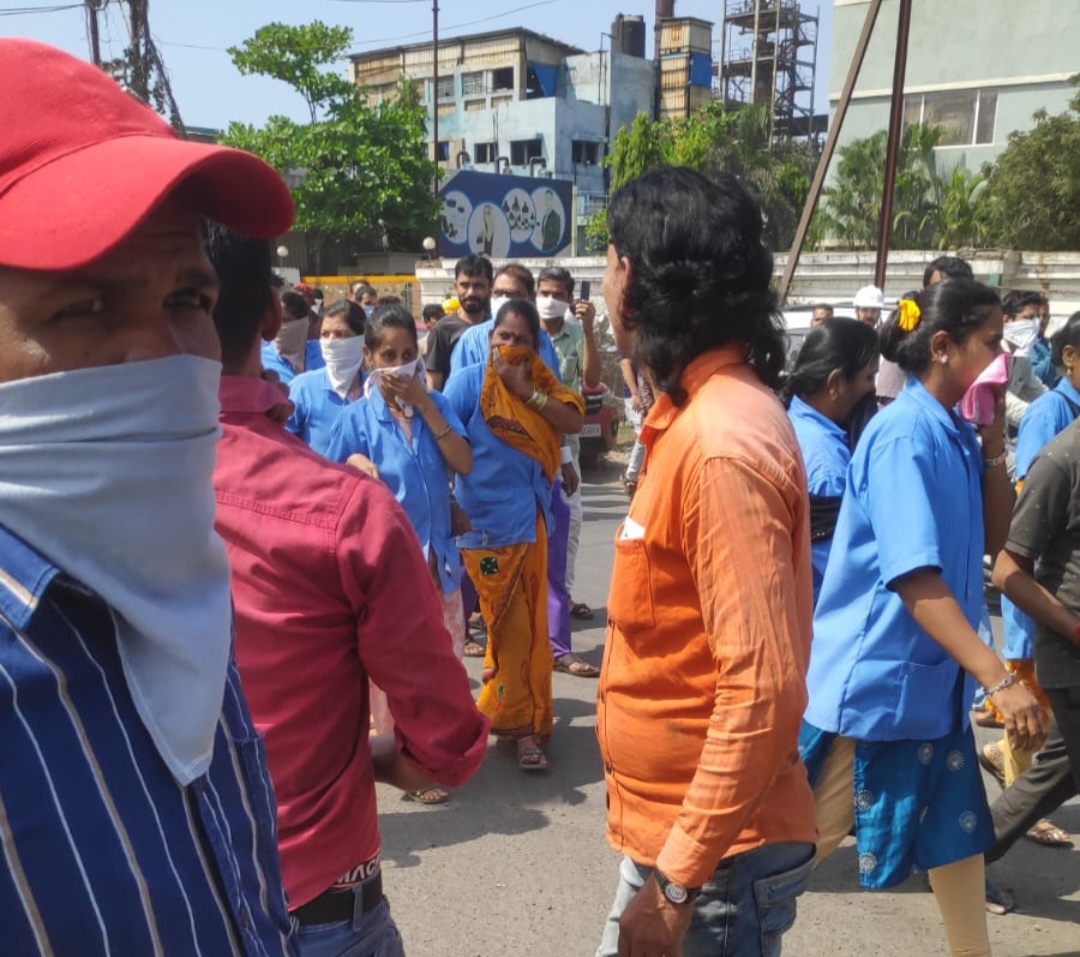 Oleum gas leak from chemical factory