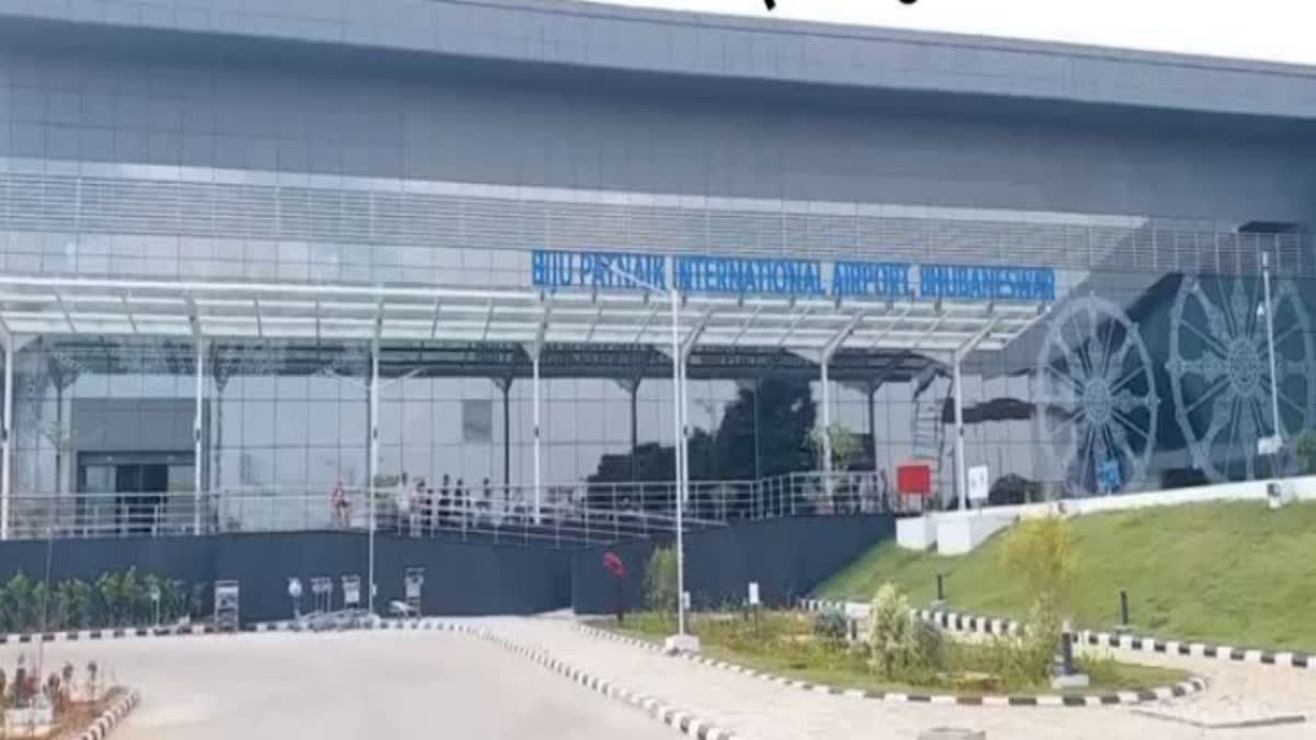 ଯାତ୍ରୀମାନେ ଟିକେଟ ବୁକିଂ କରିବେ ନାହିଁ କି ସମସ୍ୟାରେ ପଡ଼ିବେ ନାହିଁ, ବୋଲି କହି ଯାତ୍ରୀମାନଙ୍କୁ ପରାମର୍ଶ ଦେଇଛନ୍ତି, ଭୁବନେଶ୍ୱର ବିମାନ ବନ୍ଦରର ନିର୍ଦେଶକ ।