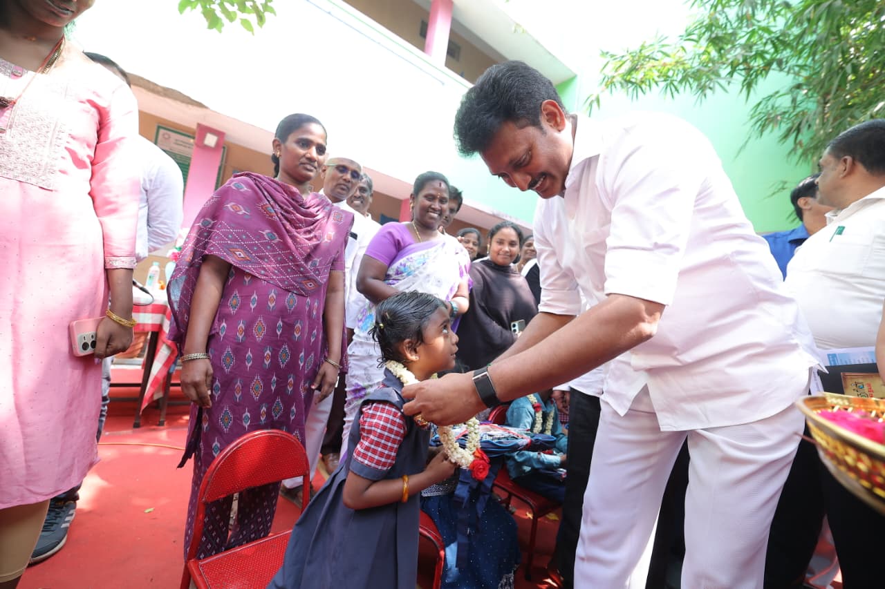 அரசு பள்ளி மாணவர் சேர்க்கையை அமைச்சர் அன்பில் மகேஸ் துவக்கி வைத்தார்