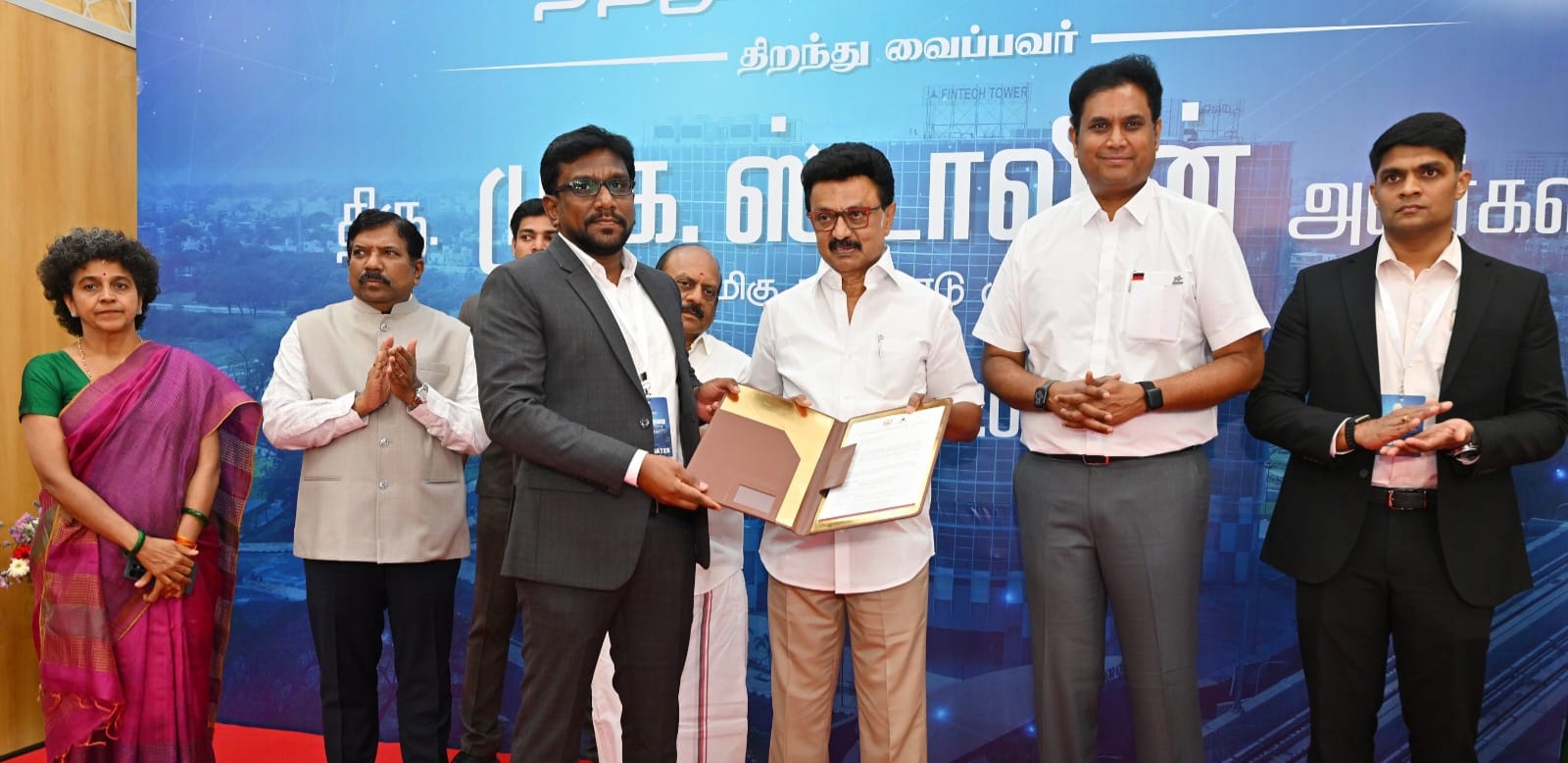 நிதிநுட்ப கோபுரத்தில் அலுவலக இடங்கள் ஒதுக்கீட்டிற்கான ஆணைகளை வழங்கிய முதலமைச்சர்