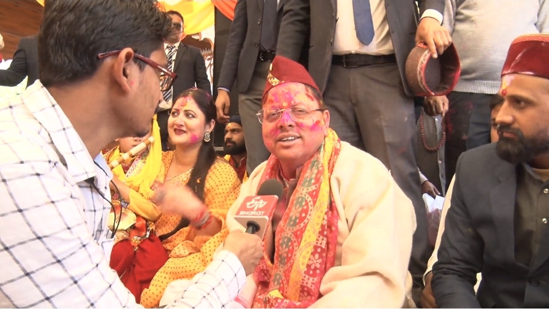 CM Dhami Holi Celebrate