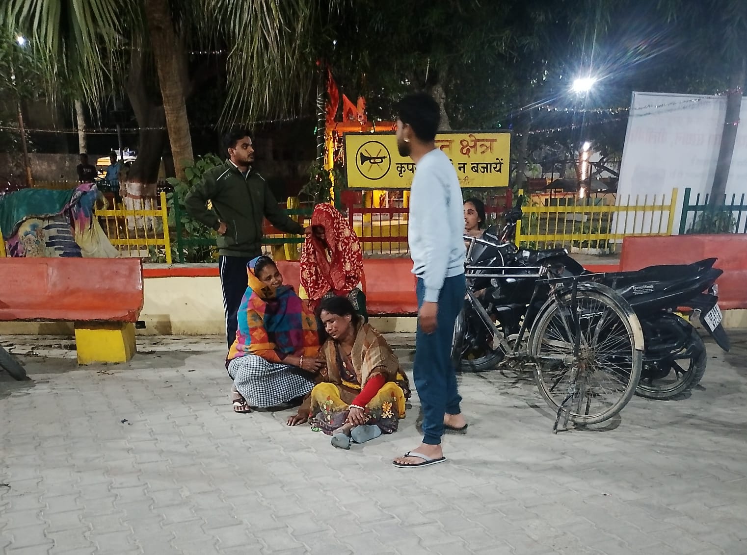 पीलीभीत; नवविवाहित युवक की मौत के बाद बिलखते परिजन.