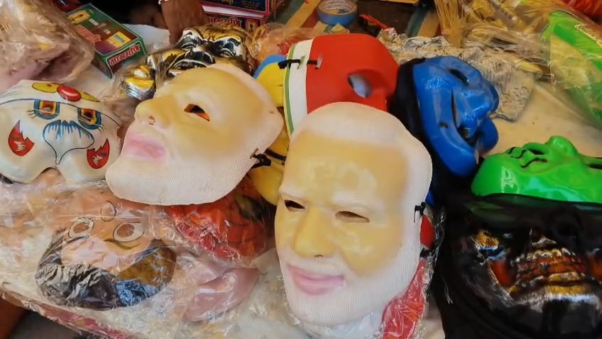 मोदी की फोटो वाले मुखौटे