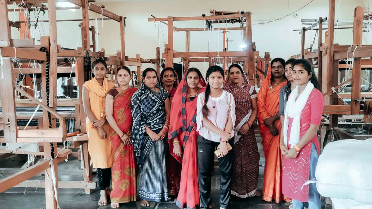Neighbour's Pride: Dhamtari Women In Chhattisgarh Weave Success With Sambalpuri Handloom From Odisha Dhamtari Women In Chhattisgarh Weave Success With Sambalpuri Handloom From Odisha