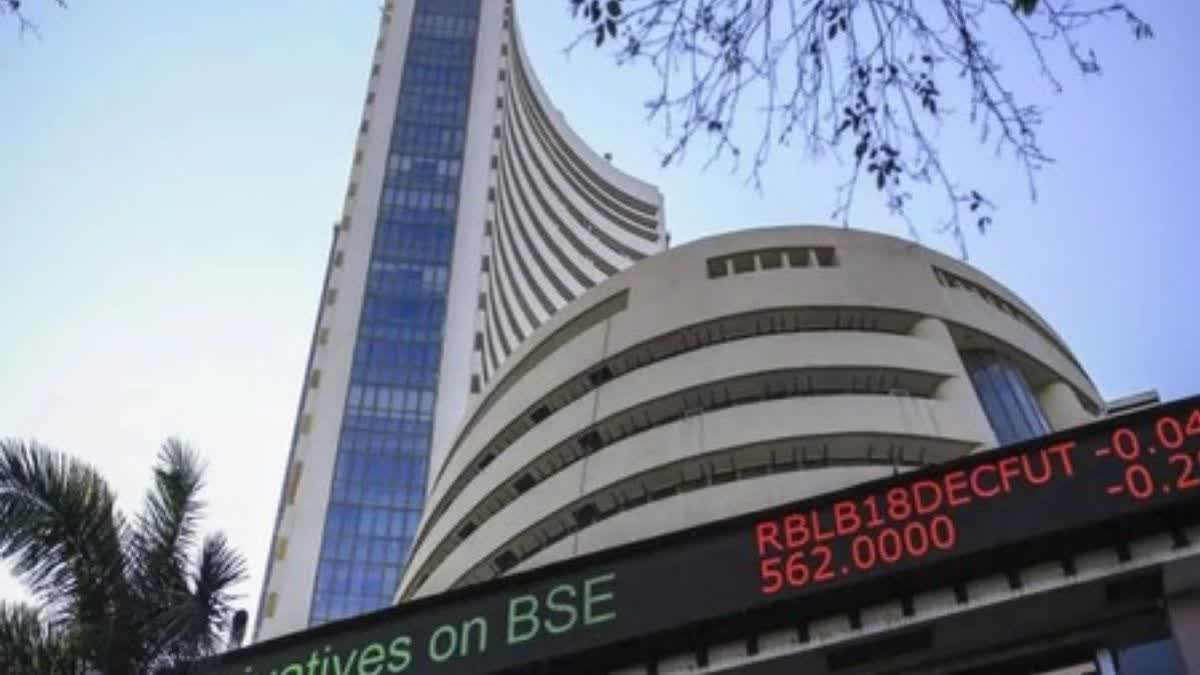 ସେନସେକ୍ସ ୧୪୦୦ ପଏଣ୍ଟରୁ ଅଧିକ ଖସିଲା, ନିଫ୍ଟି ୨୨,୨୫୦ ତଳେ । ବ୍ୟାଙ୍କ ଏବଂ ଫାର୍ମା ସେକ୍ଟର ଷ୍ଟକ୍ ହ୍ରାସ ।