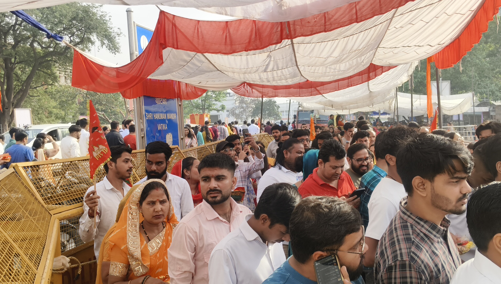 भक्तों की लगी भारी भीड़