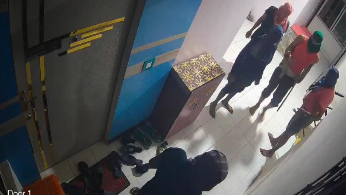 ROBBERS ATTACK RESIDENCE