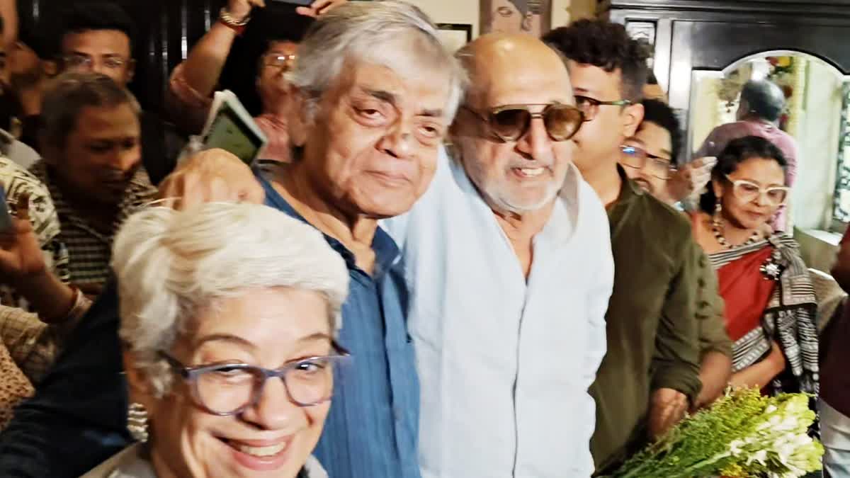 tinnu-anand-meets-with-sandip-ray-on-satyajit-ray-105th-birth-anniversary