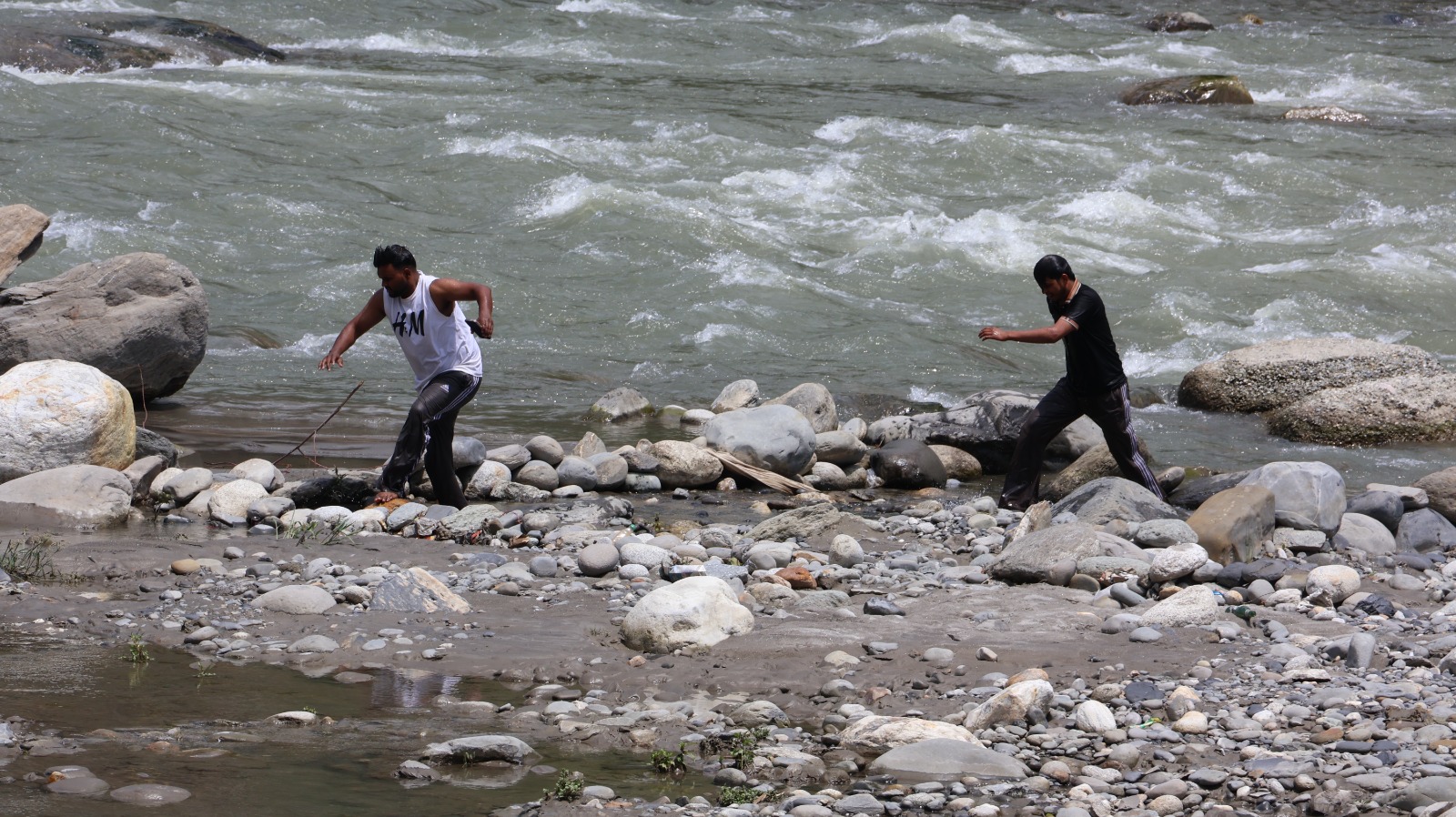 नदी में नाहने उतरे पर्यटक