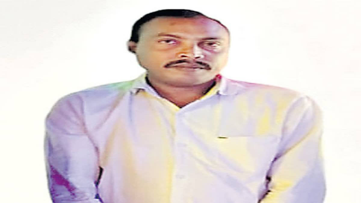 Skeletons Tumble out of Kerala Kidney Racket Case; Donors Searched on Social Media The Kerala Police arrested the key accused in the Kerala kidney racket case in Hyderabad. Ballamkonda Ramprasad alias Prasad (41) was taken into custody by the Special Investigation Team (SIT) headed by Ernakulam Rural District SP Vaibhav Saxena.