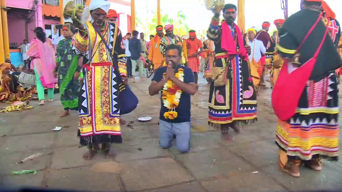 D.K. Shivakumar's fan offers to perform Mandiseva