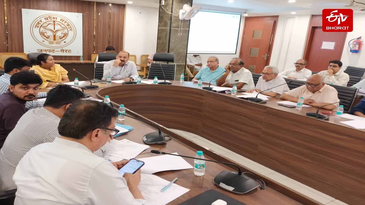 परीक्षा की तैयारी को लेकर डीएम ने अधिकारियों के साथ बैठक की.