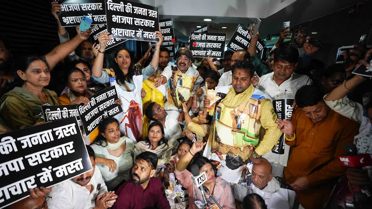 साकेत बिल्डिंग हादसा: AAP का एमसीडी मुख्यालय में प्रदर्शन