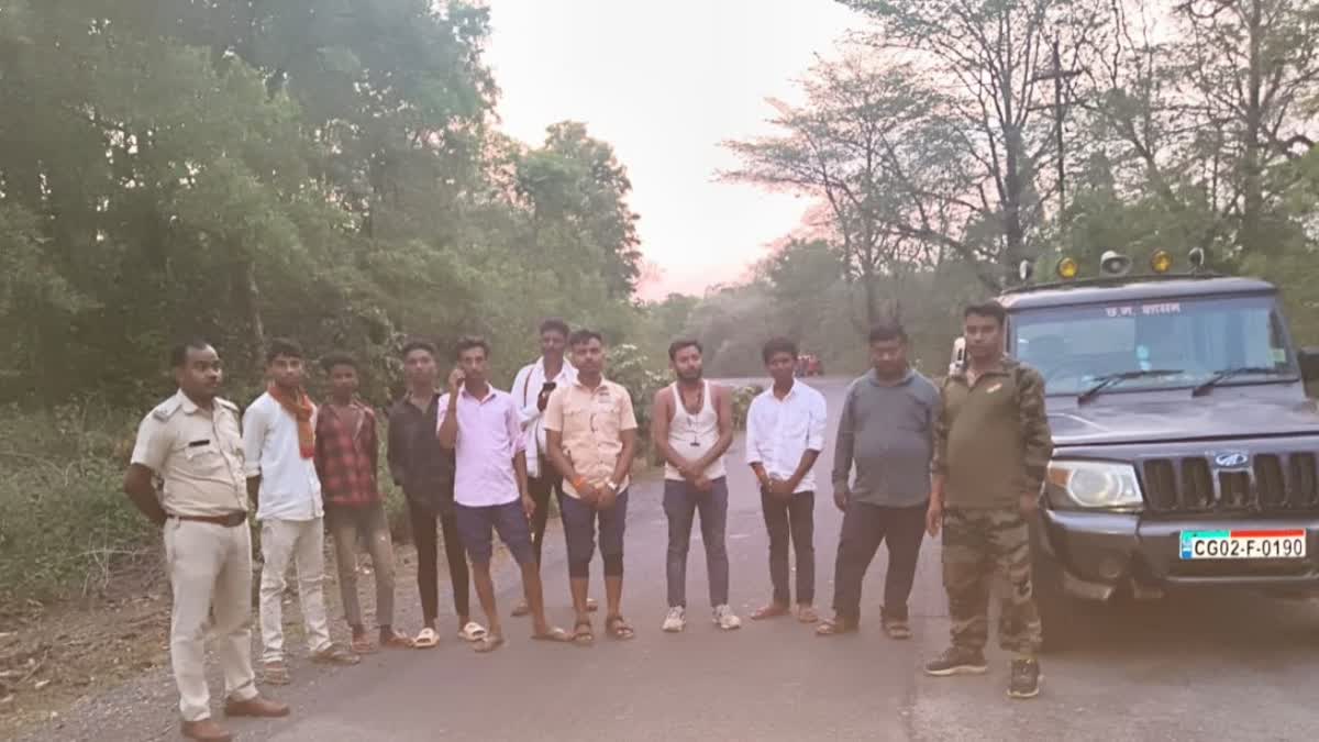ELEPHANTS IS ENJOYING IN RIVER