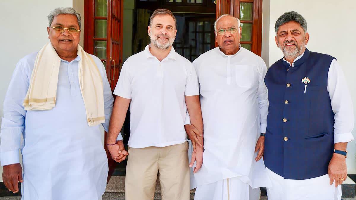 Karnataka Chief Minister-designate DK Shivakumar and outgoing Chief Minister Siddaramaiah with Mallikarjun Kharge and Rahul Ganhdi on Tuesday.
