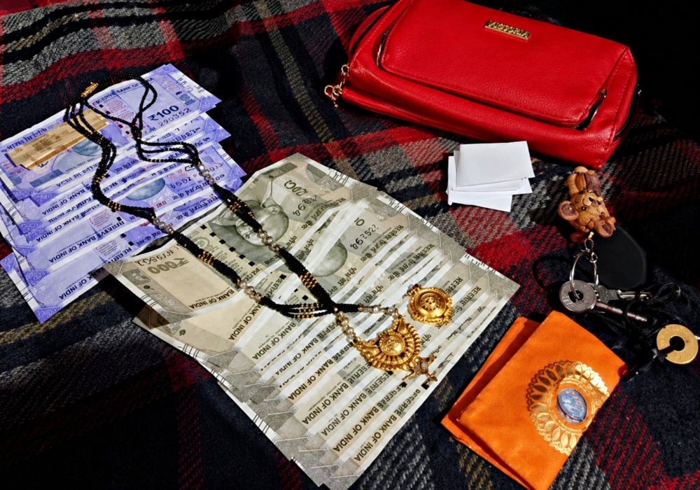 CHURDHAR TEMPLE PRIEST RETURNED WOMAN LOST PURSE