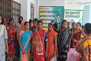 women-visit-zonal-office-for-verification-of-maiyan-samman-yojana-in-pakur