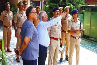 जांच करते पुलिस के अधिकारी.